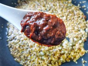 加一勺豆瓣酱，加半碗水淀粉。