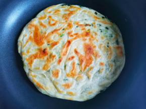 手抓饼提前煎至两面金黄，