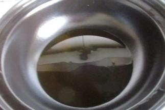 3.砂锅里加一点橄榄油