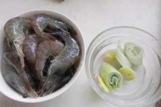 2.把虾去掉虾毛和虾枪，葱姜切片