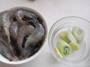 2.把虾去掉虾毛和虾枪，葱姜切片