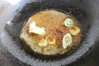5.锅里加入花生油，加入葱姜爆香，倒入cook100麻辣香锅底料一勺