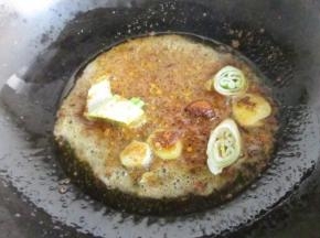 5.锅里加入花生油，加入葱姜爆香，倒入cook100麻辣香锅底料一勺