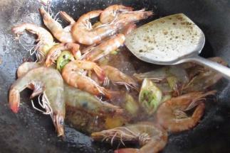 6.倒入鲜虾煸炒一下加盐