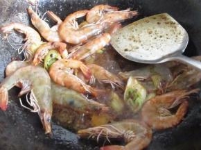 6.倒入鲜虾煸炒一下加盐