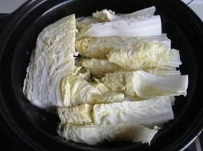 4.把白菜铺到锅底