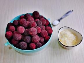 准备食材，罐头的甜度可以自由调控，糖可多可少，没有特殊要求。