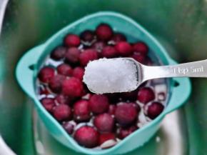 冲干净的杨梅，加入纯净水，再加入盐，泡30分钟，期间换一次盐水。