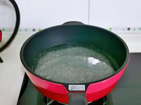 冰糖加入马克西姆微压锅中，再加入纯净水烧开至冰糖融化，水量可以根据个人喜好增减，喜欢喝汁的就适当多加一些，糖的量也可以按个人口味调整。