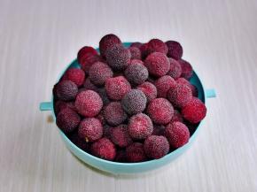 盘好的杨梅再次冷水冲洗，反复多次，再淋干水分。