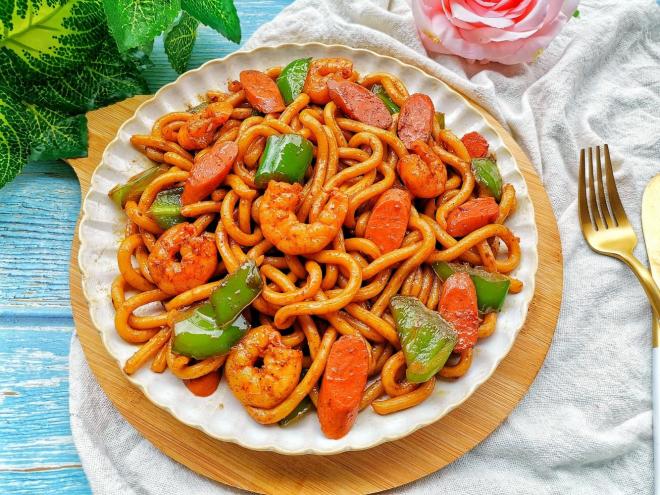 黑椒虾仁炒乌冬面