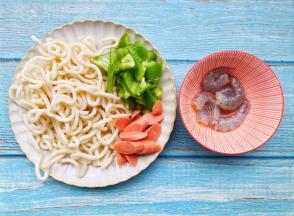 青椒火腿切片。虾仁去壳去虾线，加一小勺料酒，生抽，淀粉搅拌均匀腌制5分钟。