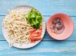 青椒火腿切片。虾仁去壳去虾线，加一小勺料酒，生抽，淀粉搅拌均匀腌制5分钟。