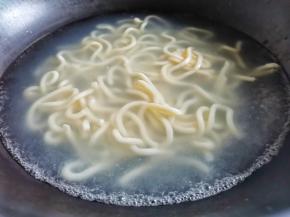 锅中烧开水，乌冬面放入锅中煮2分钟。