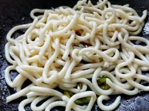倒入乌冬面，