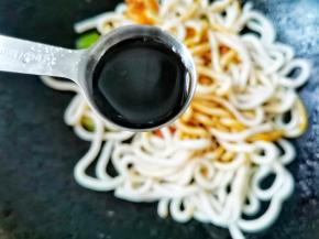 加2勺生抽、半勺老抽，