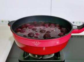 倒入杨梅，大火烧开。