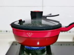 关火，盖上马克西姆微压锅盖子焖10分钟。