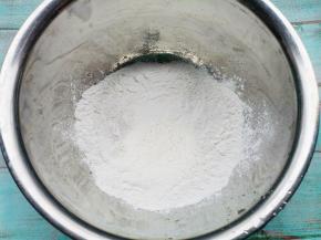 糯米粉倒入大盆中。