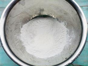 糯米粉倒入大盆中。
