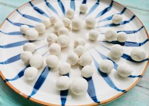 揉成光滑面团，分成小丁搓圆。