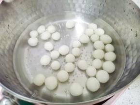 水烧开后倒入糯米丸子煮至浮起，