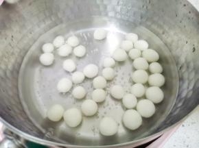 水烧开后倒入糯米丸子煮至浮起，