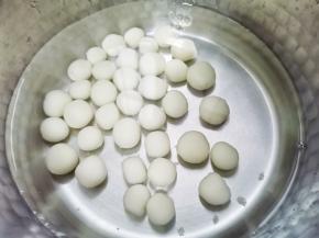 泡入凉开水中备用。