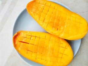 芒果切成块取1/3切成小丁留着摆盘。