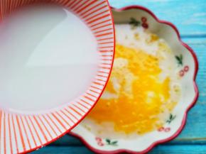 倒入牛奶拌匀。