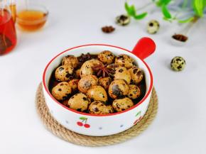 我们可以将鹌鹑蛋浸泡在汤汁里，这样会更入味。