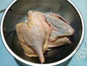 因为鸭子比较大只，半只也挺大的，所以分成了两块。清水中浸泡一段时间，中间要换水，没有明显的血水了就晾干一下。