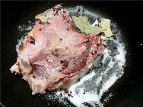 将炒好的盐抹在鸭子上，两面都要抹。我懒得再洗一个大盆，直接将鸭子在锅里抹盐的。