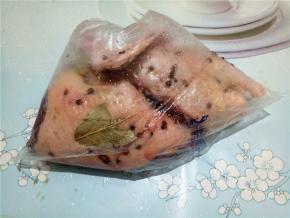 将抹好盐的鸭子用保鲜袋装好，冰箱冷藏过夜，中间最好翻动几次。用袋子是方便翻面，腌制均匀一些。