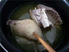 在鸭子煮好时，用筷子扎肉最厚的地方，比如大腿或胸部，能扎穿且没有血水流出就熟了。关电，盖上再焖15-20分钟左右。如果鸭子小减少一点时间。