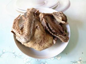将鸭子捞起，晾凉后斩成块。