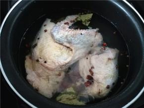 加适量水，一定要能没过鸭子，用精煮饭程序，大概45分钟。中间要将鸭子翻一个面。