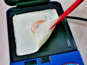 时间到打开盖子，取出煎好的鸡蛋，两个依次做好。