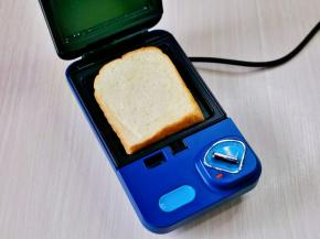 先放上一片吐司。