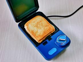 时间到，取出三明治，依次做好。