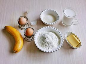 准备食材，香蕉建议选熟一点的，黄油隔水融化。