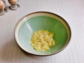 首先将香蕉去皮，放入大口器具中，用食品叉压成泥。