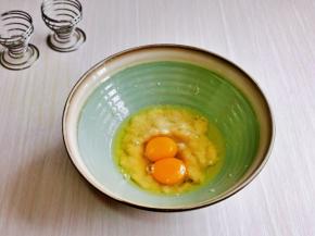 再磕入鸡蛋，用手动打蛋器搅拌均匀。