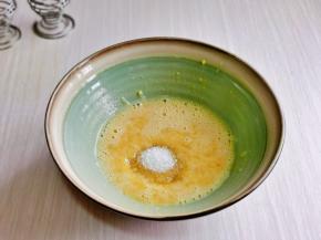 加入白砂糖，再次搅拌均匀，糖的量可以根据个人口味来。