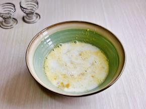 加入牛奶，用手动打蛋器，充分搅拌均匀。