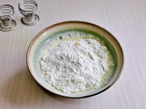 筛入低筋面粉。