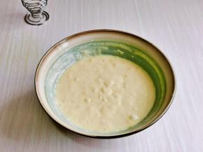 用手动打蛋器，呈Z字手势拌均匀至无干粉。