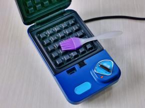 机器预热，烤盘刷少许食用油。