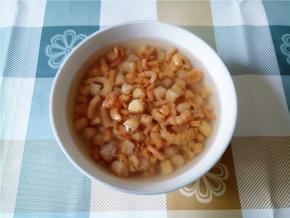 海米和瑶柱先洗干净，然后加3汤匙料酒，适量温水浸泡3小时。建议分开泡，不要象我一样偷懒一个碗泡，结果后面要捻散瑶柱得一个个挑。
