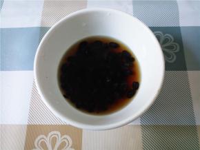 干豆豉洗干净，浸泡半小时。